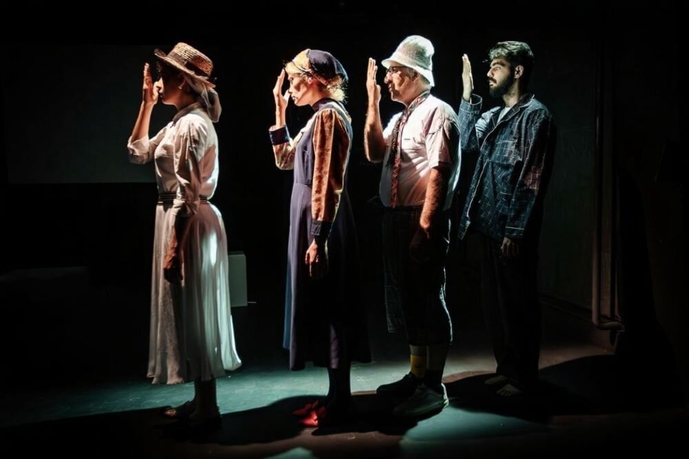 «آوازخوان طاس» یک تئاتر واقعی است؛ نمایشی از بیگانگی انسان مدرن «آوازخوان طاس» یک تئاتر واقعی است؛ نمایشی از بیگانگی انسان مدرن