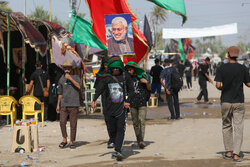 پیاده‌روی زائران اربعین از جوار مرقد دو طفلان مسلم