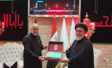 اهدای پرچم متبرک مسجد جمکران به مجموعه مدینه‌ الزائرین عتبه حسینی