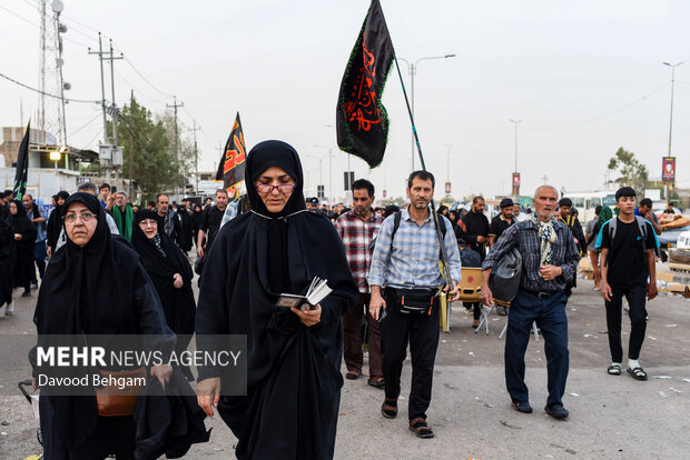 پیمودن مسیر عاشقی نجف تا کربلا در گرمای ۶۰ درجه عراق پیمودن مسیر عاشقی نجف تا کربلا در گرمای ۶۰ درجه عراق