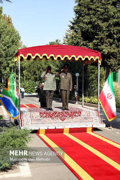 دیدار فرمانده نیروهای دفاع ملی آفریقای جنوبی با فرمانده کل آجا