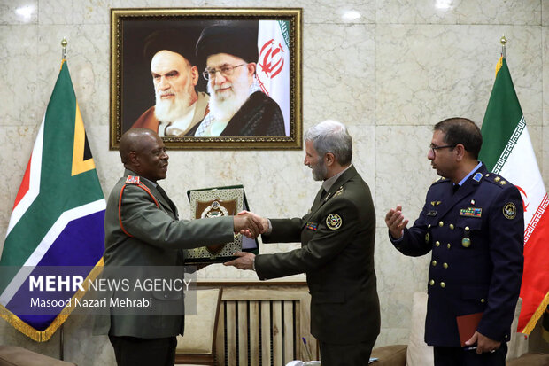 دیدار فرمانده نیروهای دفاع ملی آفریقای جنوبی با فرمانده کل آجا