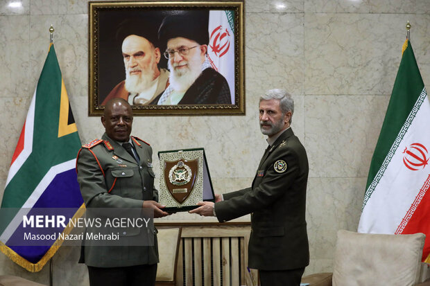 دیدار فرمانده نیروهای دفاع ملی آفریقای جنوبی با فرمانده کل آجا