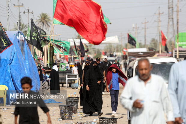 پیاده‌روی زائران اربعین از جوار مرقد دو طفلان مسلم