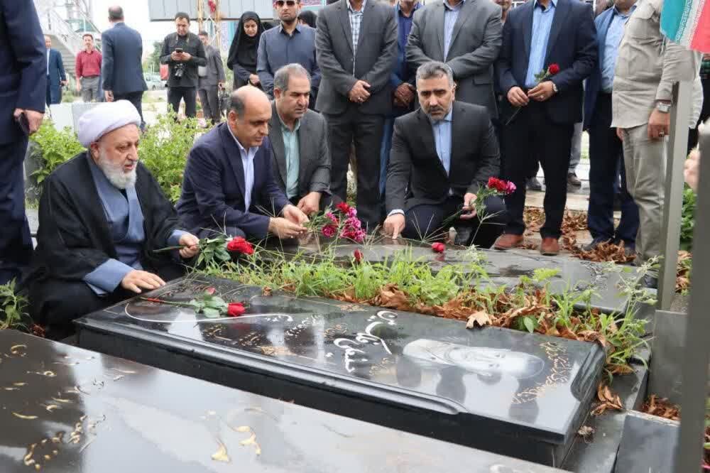 استاندار گیلان به مقام شامخ شهدای بندر آستارا ادای احترام کرد