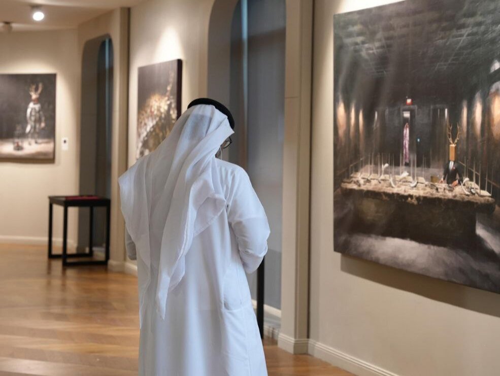 وقتی با نزدیک شدن به یک اثر میتوانید وارد جهان نقاشی شوید وقتی با نزدیک شدن به یک اثر میتوانید وارد جهان نقاشی شوید