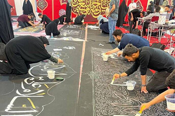 کتیبه‌نویسی در مسیر راهپیمایی جاماندگان اربعین حسینی