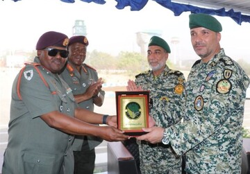 قائد الدفاع الوطني لجنوب إفريقيا يزور لواء 65 المحمول جواً للجيش الايراني