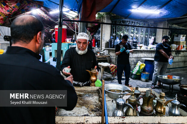 خادمین در خدمت زائرین اربعین