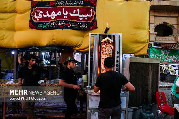 خادمین در خدمت زائرین اربعین