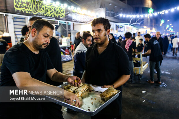 خادمین در خدمت زائرین اربعین