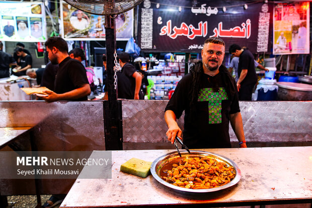 خادمین در خدمت زائرین اربعین