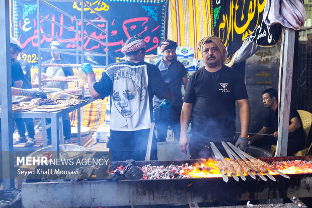 خادمین در خدمت زائرین اربعین