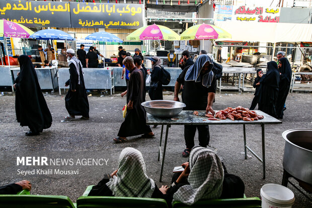 خادمین در خدمت زائرین اربعین