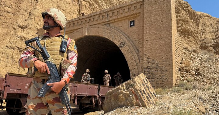 حمله شبانه شبهنظامیان به ۸ منطقه در پاکستان؛ ۶ نظامی کشته شدند