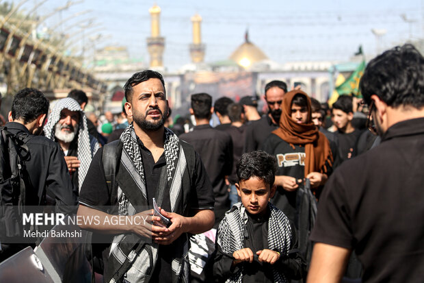 حضور زائران در  بین الحرمین در کربلا