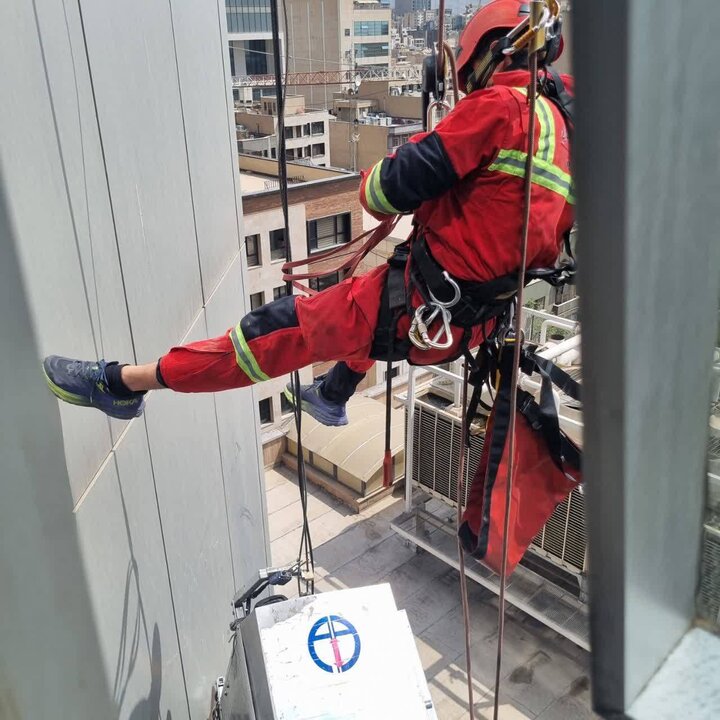 سقوط دو کارگر از نمای برج ۲۱ طبقه در خیابان ولیعصر تهران
