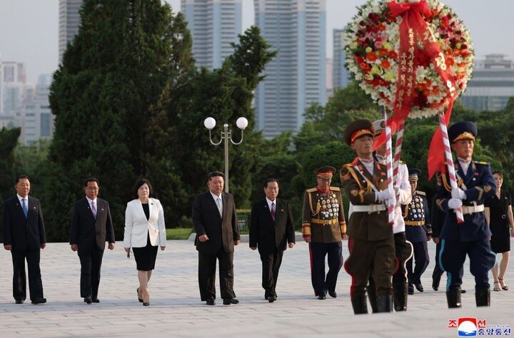 Kim Jong-un, Kuzey Kore'de ölen Sovyet askerlerini andı (+foto)