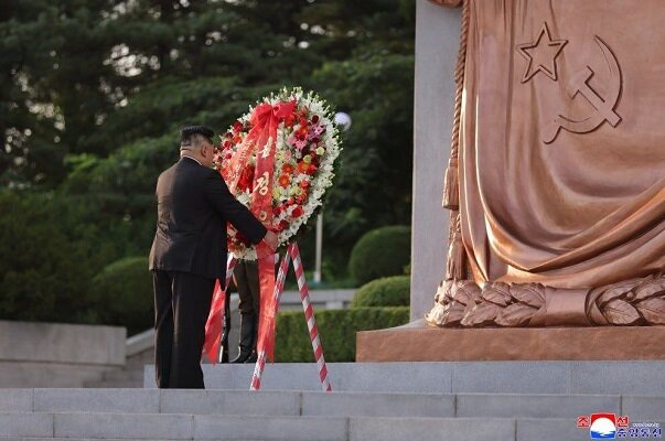 Kim Jong-un, Kuzey Kore'de ölen Sovyet askerlerini andı (+foto)
