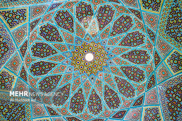 سقف گنبد مقبرهحافظ شیرازی که برگرفته از هنر اسلامی ست