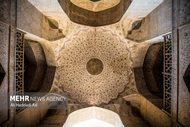 سقف ورودی عمارت عالی قاپو