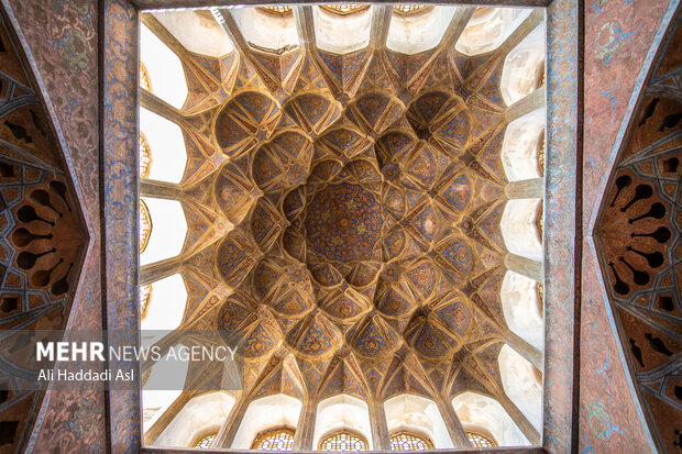 سقف عمارت عالی قاپو