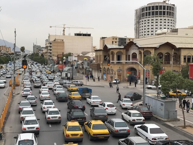 خاموشی مکرر چراغ‌های راهنمایی در شیراز؛ امنیت ترافیکی کجاست؟