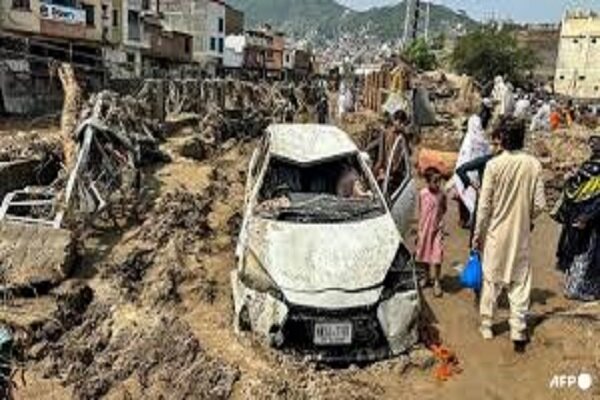 V poplavah na severozahodu Pakistana pogrešanih več kot 150 ljudi