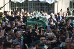 تشییع پیکر استاد فرشچیان در خیابان مطهری اصفهان