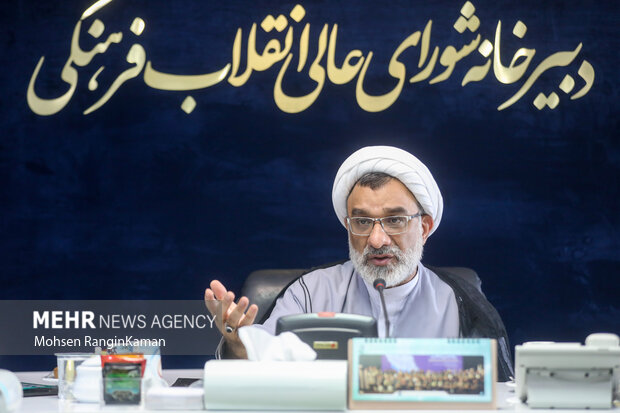 نشست صمیمی دبیر شورای عالی انقلاب فرهنگی با خبرنگاران