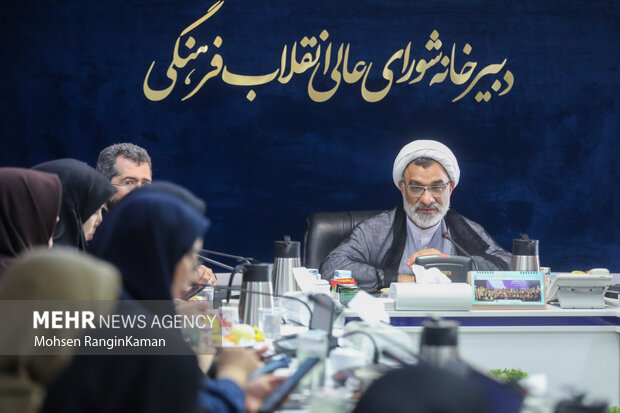 نشست صمیمی دبیر شورای عالی انقلاب فرهنگی با خبرنگاران