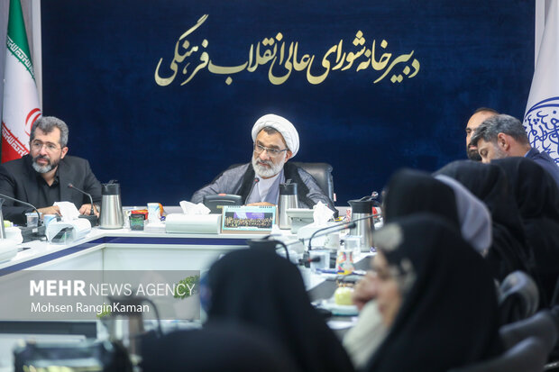 نشست صمیمی دبیر شورای عالی انقلاب فرهنگی با خبرنگاران