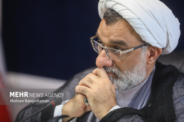 نشست صمیمی دبیر شورای عالی انقلاب فرهنگی با خبرنگاران