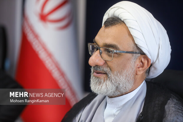 نشست صمیمی دبیر شورای عالی انقلاب فرهنگی با خبرنگاران