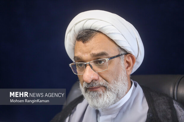 نشست صمیمی دبیر شورای عالی انقلاب فرهنگی با خبرنگاران