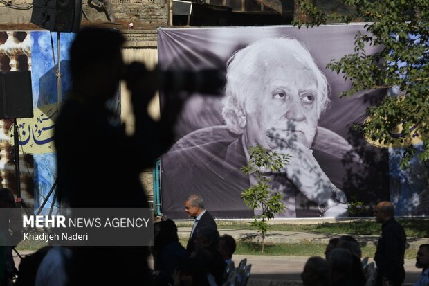 اقامه نماز بر پیکر استاد فرشچیان در اصفهان