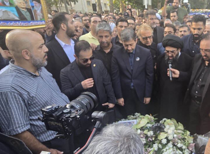 نماز میت بر پیکر استاد فرشچیان اقامه شد