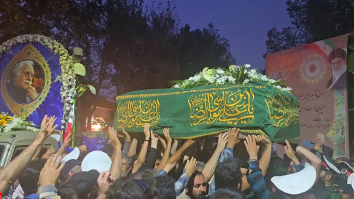 ورود پیکر استاد فرشچیان به آرامگاه صائب تبریزی