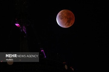 أندر خسوف في سماء إيران منذ السنوات السبع الماضية.. درب التبانة بجوار القمر الأحمر