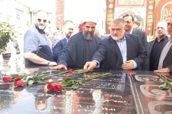 ادای احترام استاندار تهران به مقام شامخ شهدا در امامزاده صالح
