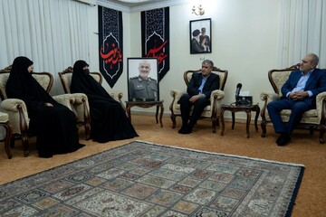 حضور رئیس سازمان انرژی اتمی در منزل سرداران شهید جنگ تحمیلی ۱۲ روزه