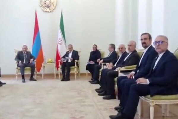 Pezeşkiyan, Ermenistan Başbakanı ile özel görüşme gerçekleştirdi Pezeşkiyan, Ermenistan Başbakanı ile özel görüşme gerçekleştirdi