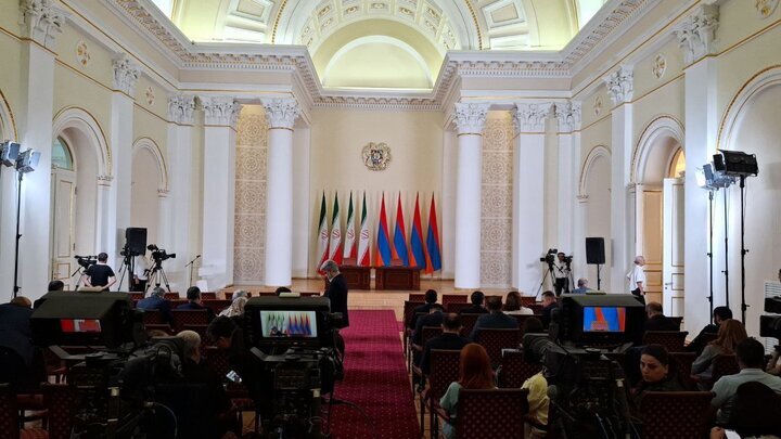 Iran, Armenia ink 10 coop. documents to enhance ties