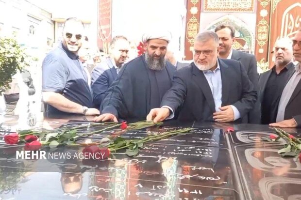 ادای احترام استاندار تهران به مقام شامخ شهدا در امامزاده صالح