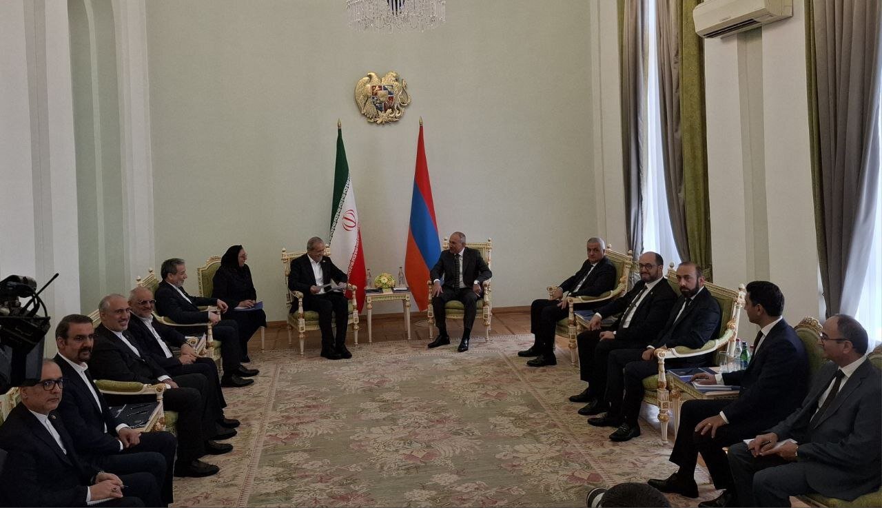 Iranian President meets Armenian PM in Yerevan