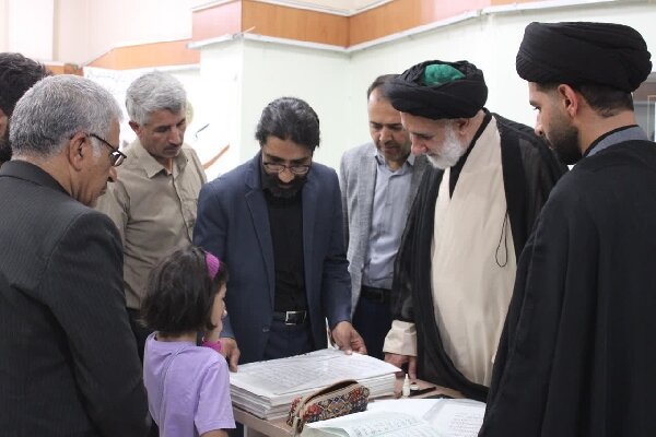 قرآن کتابت شده هنرمند چهارمحال و بختیاری رونمایی شد