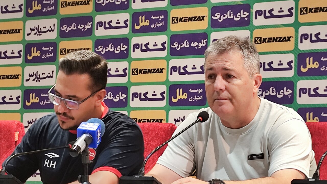 بازي،حريف،دقيقه،تراكتور،مساوي،وقت،زمين،تيم،بازيكنان،فوتبال،آ ...