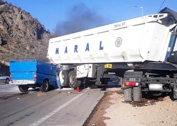 تصادف نیسان و کامیون در محور عباس‌آباد-میامی؛ راننده جوان قطع عضو شد