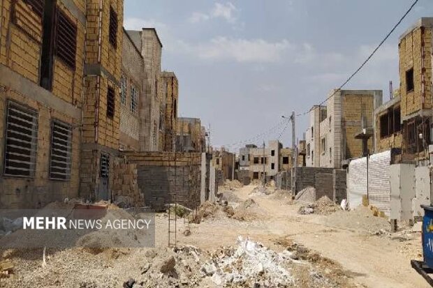 مسکن ملی دهدشت؛از فاضلابهای روان تا خانه هایی که در ندارد!