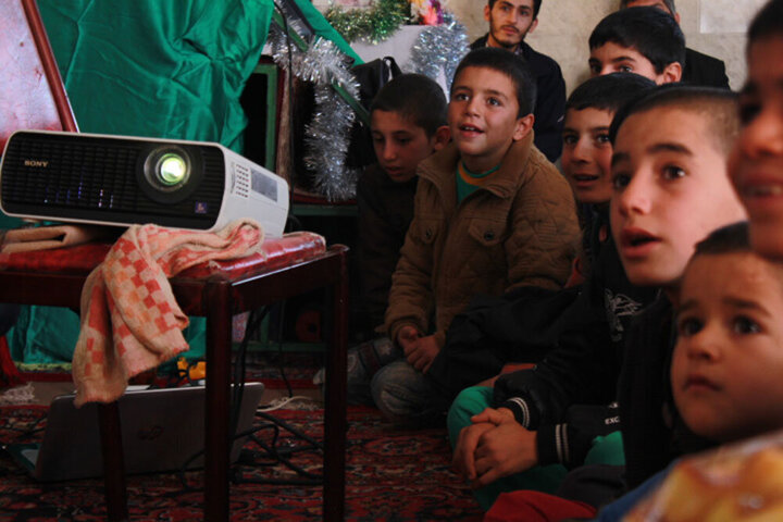 داستان مردی که با اکران سیار زندگی کودکان روستا را رنگی کرد